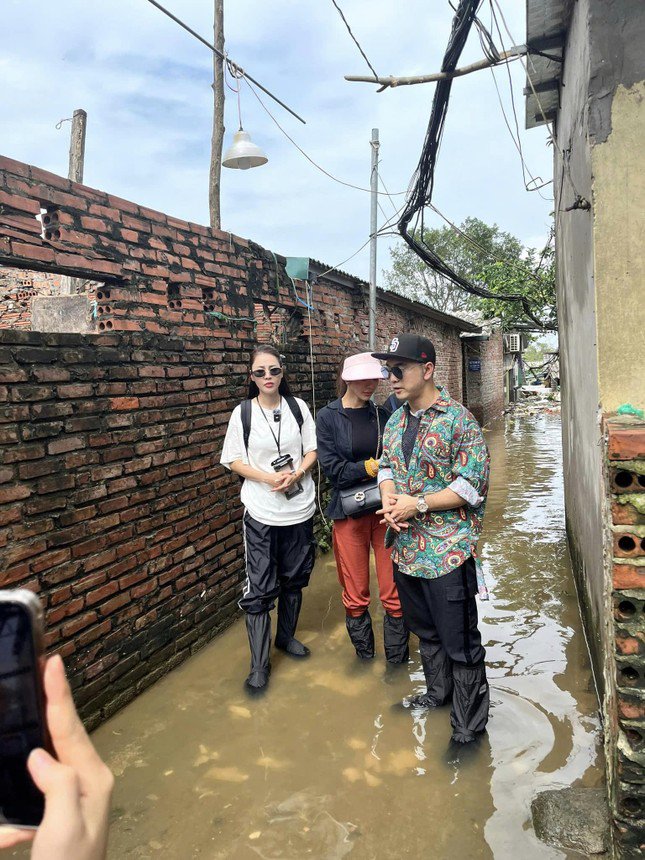 Thêm nữa, hình ảnh Quế Vân, Ưng Hoàng Phúc và Kim Cương đi ủng, che chắn kỹ lưỡng, ngồi thuyền trong con ngõ nước ngập đến đầu gối, người dân xung quanh vẫn thoải mái lội bộ càng khiến cư dân mạng chỉ trích họ "làm màu". Chưa kể trên mạng xã hội còn lan truyền video ba người đang nghe theo chỉ đạo của ê-kíp tìm chỗ nước sâu đứng chụp ảnh cho đẹp.