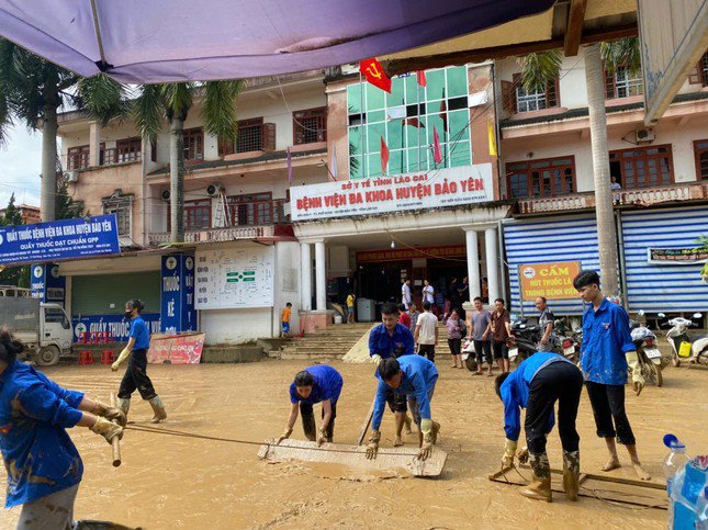 Đoàn viên, thanh niên tham gia khắc phục hậu quả mưa lũ. Ảnh: TĐLC