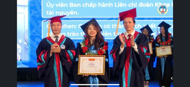 Kim Anh vinh dự khi trở thành thủ khoa chuyên ngành Kinh tế Nông nghiệp.