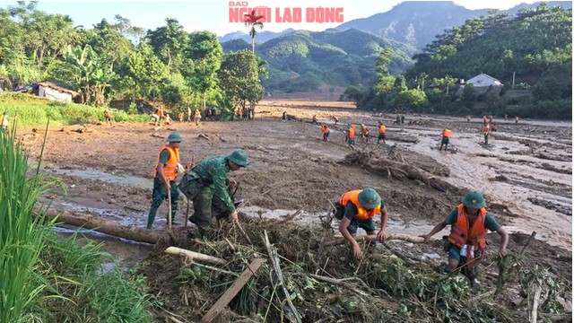 Nhiều ngân hàng bắt đầu giảm lãi suất cho vay để hỗ trợ khách hàng cá nhân và doanh nghiệp bị ảnh hưởng do bão, lũ và sạt lở đất những ngày qua...