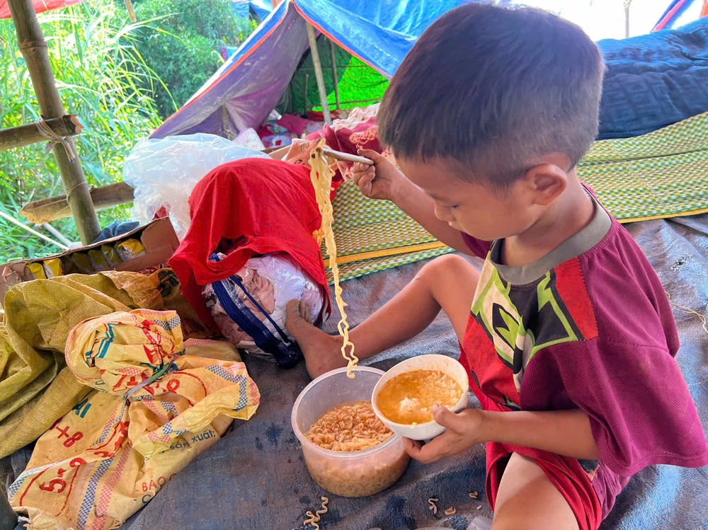 Trưởng thôn Kho Vàng dời 115 người dân lên núi: Tôi phải tự quyết vì mất liên lạc - 6