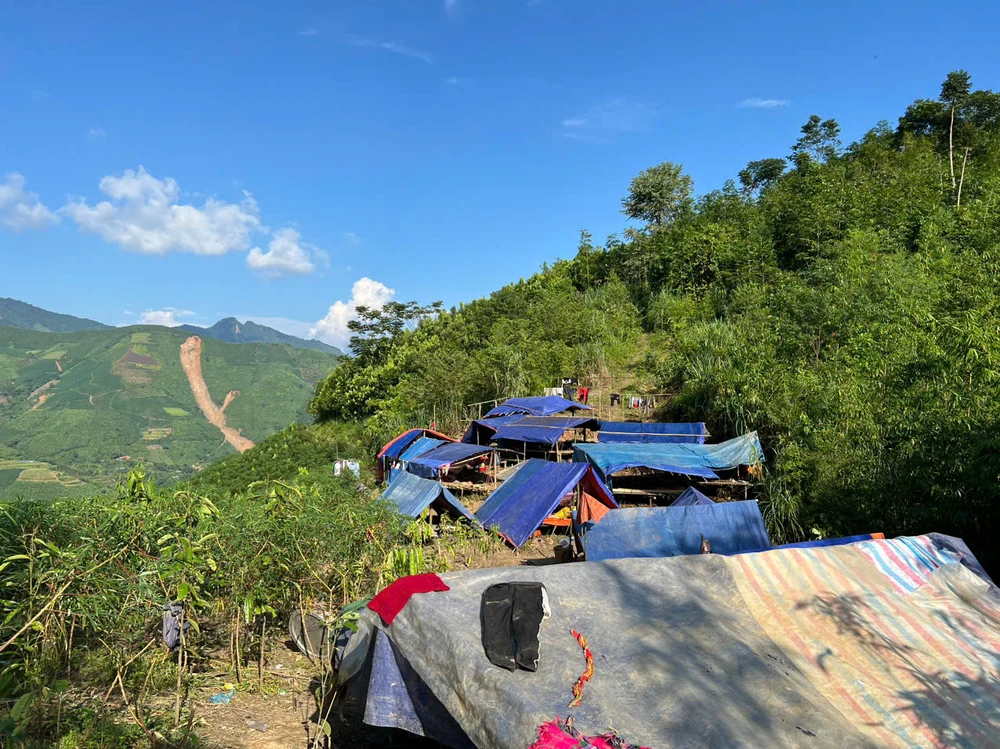 Trưởng thôn Kho Vàng dời 115 người dân lên núi: Tôi phải tự quyết vì mất liên lạc - 17