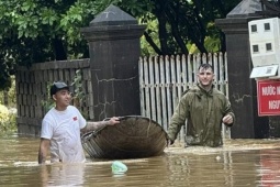 Thế giới - Người nước ngoài tất bật cứu trợ vùng lũ: Quá xúc động về tình người ở Việt Nam