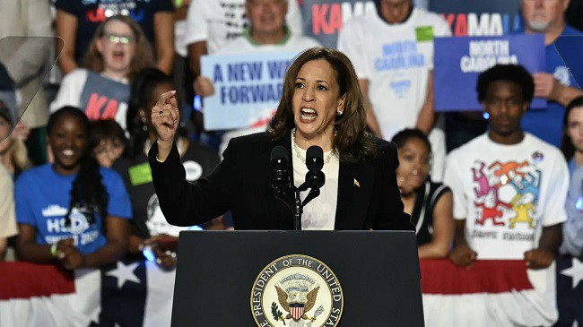 Phó Tổng thống Mỹ Kamala Harris trong cuộc tranh luận với ông Trump