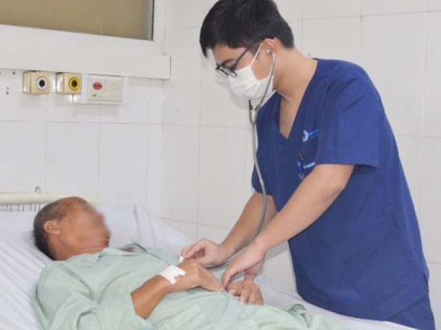 Người đàn ông bị ngộ độc hóa chất do uống nhầm nước lau sàn đựng trong chai nước ngọt