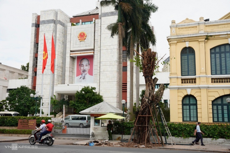 Hà Nội ngổn ngang cây gãy đổ hậu bão Yagi, hàng chục ngàn cây chờ giải quyết