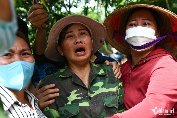 Thảm kịch Làng Nủ: Gọi tên con gái trong vô vọng, vợ gào khóc tìm chồng