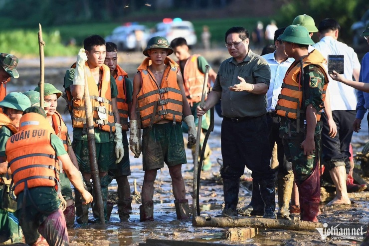 Thảm kịch Làng Nủ: Gọi tên con gái trong vô vọng, vợ gào khóc tìm chồng