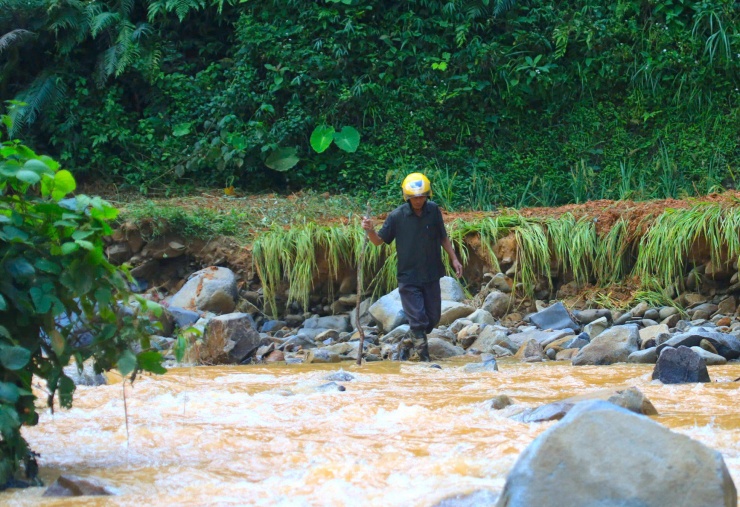 Thân nhân kiên trì tìm kiếm nạn nhân dưới lớp đất đá tại vụ sạt lở kinh hoàng ở Cao Bằng