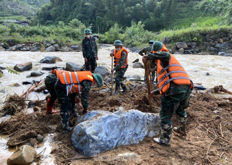 Thân Nhân Căng Đàn Tìm Kiếm Nạn Nhân Vùi Lấp Trong Vụ Sạt Lở Đất Tàn Khốc