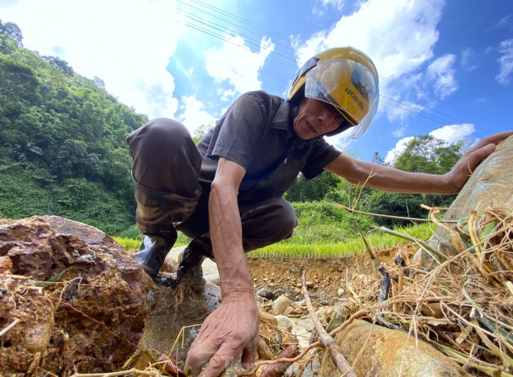 Thân nhân kiên trì tìm kiếm nạn nhân dưới lớp đất đá tại vụ sạt lở kinh hoàng ở Cao Bằng