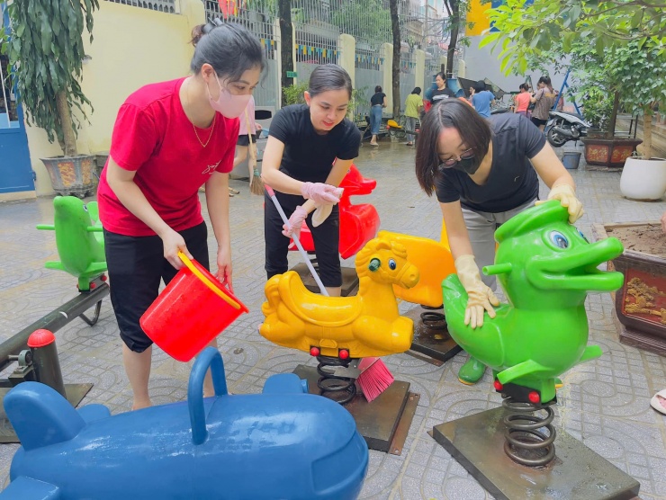 Trường Mầm non Tuổi Hoa nằm trên địa bàn phường Phúc Tân (quận Hoàn Kiếm, Hà Nội) là ngôi trường bị ảnh hưởng nặng nề sau cơn bão lũ. Ngay sau khi nước lũ bắt đầu rút, nhà trường đã tập trung 100% cán bộ giáo viên, nhân viên đến trường để dọn dẹp và vệ sinh.