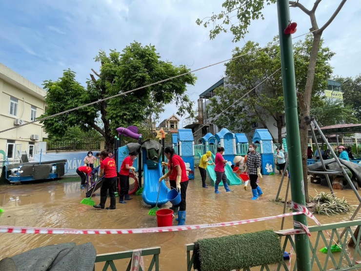 Tại Trường Mầm non Yên Mỹ (huyện Thanh Trì, Hà Nội), nước đã bắt đầu rút khỏi sân trường, giáo viên và nhân viên nhà trường bắt đầu dọn dẹp. Do là trường mầm non nên có nhiều đồ dùng, đồ chơi cần dọn dẹp, tẩy rửa, đòi hỏi nhiều người cùng chung tay.