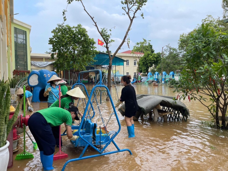 Sân trường, nơi đầy rác thải, bùn đất cũng được dọn dẹp kỹ lưỡng để đảm bảo an toàn cho học sinh khi trở lại học.