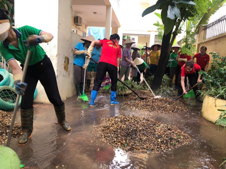 Trường học tất bật dọn vệ sinh, sẵn sàng đón học sinh quay lại sau bão lũ - 12