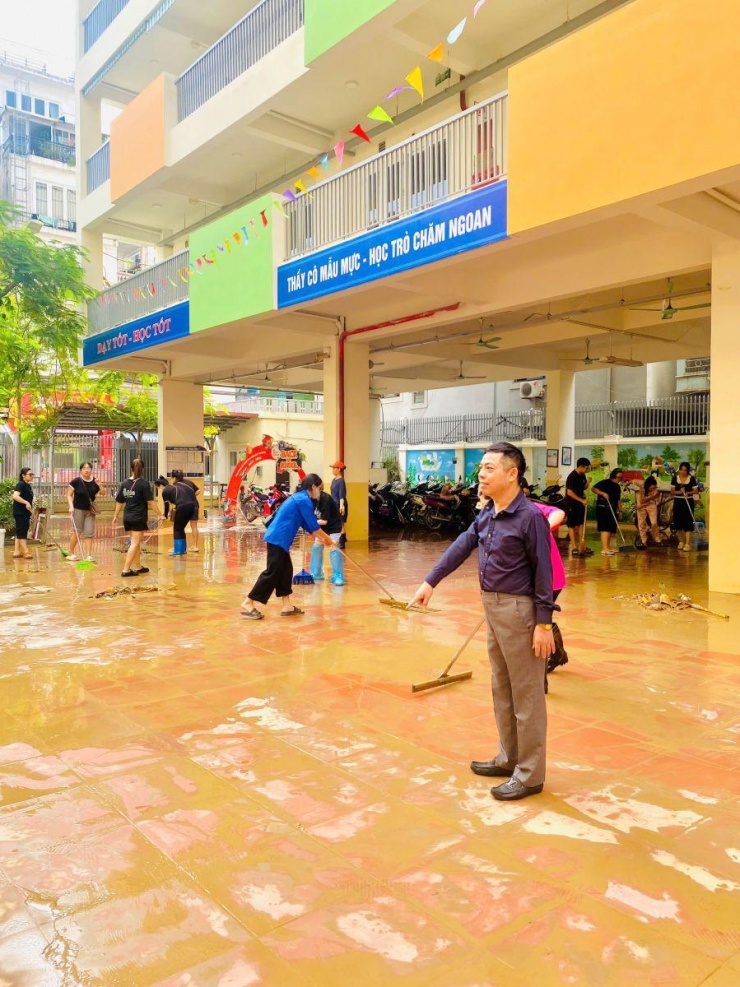 Sau những ngày mưa lũ, nước bắt đầu rút dần, để lại trên sân trường rất nhiều rác thải và bùn đất; các bể nước sạch của nhà trường cũng bị nước lũ tràn vào. Ban Giám hiệu nhà trường đã chỉ đạo cán bộ, giáo viên và nhân viên đến trường để tổng vệ sinh, khắc phục những thiệt hại sau mưa lũ, chuẩn bị tốt cho công tác đón học sinh trở lại trường học vào thứ Hai (16/9).