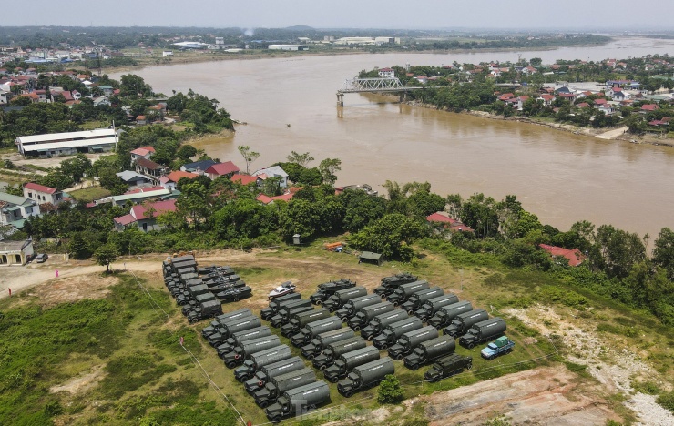 Tìm kiếm nạn nhân sông Hồng chưa thể triển khai, cầu phao tạm chưa thể lắp đặt