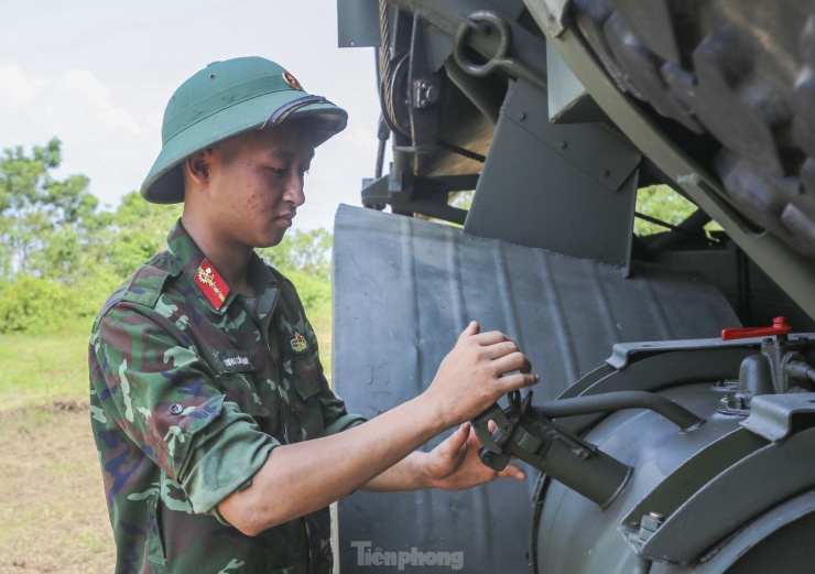 Tìm kiếm nạn nhân sông Hồng chưa thể triển khai, cầu phao tạm chưa thể lắp đặt