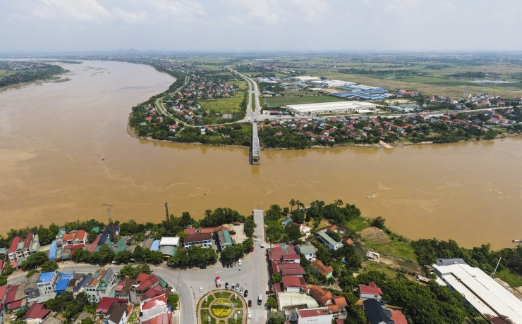 Cứu hộ trên sông Hồng: Nước rút nhưng dòng chảy xiết, lắp cầu phao tạm gặp khó