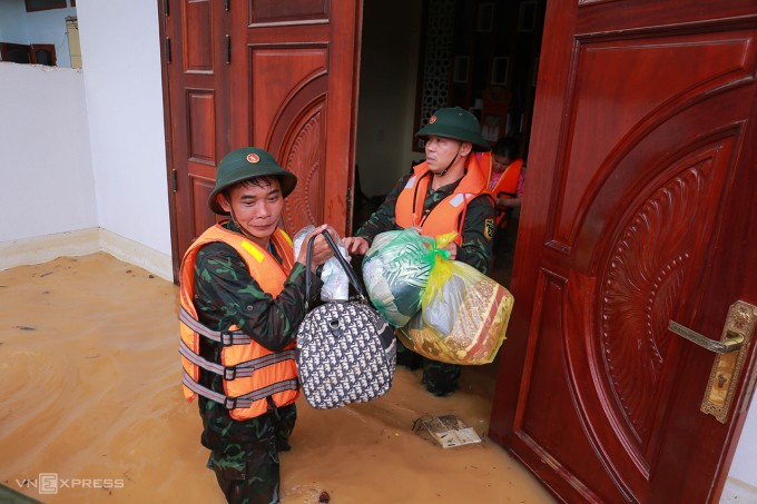 Giải cứu ngoạn mục trong đêm lũ dữ: Anh hùng cứu hộ chống chọi khó khăn với lũ dữ, nước sâu