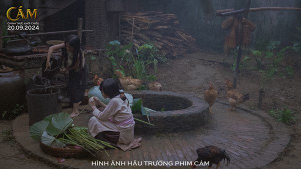 Một điều thú vị trong phần thiết kế là cái giếng, nơi có cảnh gọi cá bống ăn quen thuộc trong truyện Tấm Cám, là được dựng lên chứ không phải giếng thật.