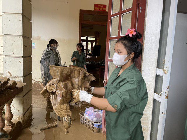 Những ngày qua nhân viên y tế bệnh viện nỗ lực thu dọn bệnh viện