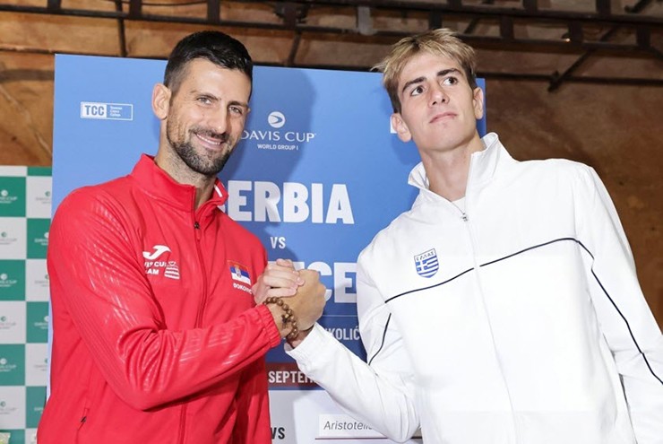 Novak Djokovic và Aristotelis Thanos ở buổi họp báo tại Davis Cup