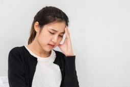 Bạn trẻ - Cuộc sống - Bố chồng thường xuyên gọi điện vay tiền, biết sự thật tôi khó xử