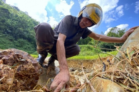 Thân nhân kiên trì tìm kiếm nạn nhân dưới lớp đất đá tại vụ sạt lở kinh hoàng ở Cao Bằng