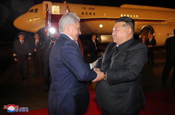 Ông Kim Jong Un tiếp Thư ký Hội đồng An ninh Nga Sergei Shoigu. Ảnh: KCNA