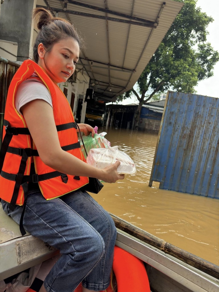 Kiều Anh đi cứu trợ ở vùng lũ. 