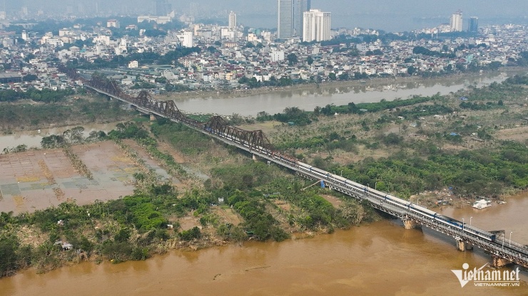 Sông Hồng sau cơn lũ: Bãi giữa ngập rác, dân cư ngổn ngang vật dụng