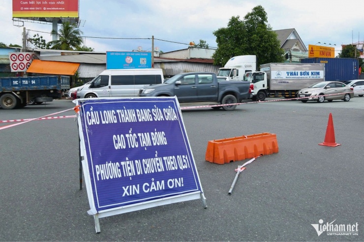 Ùn xe gần 10km, CSGT 'chặn' dòng ô tô dồn vào cao tốc TPHCM - Long Thành - 3