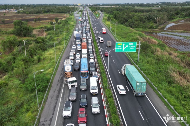 Ùn xe gần 10km, CSGT 'chặn' dòng ô tô dồn vào cao tốc TPHCM - Long Thành - 1