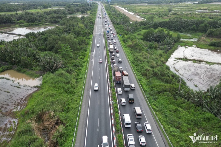 Ùn xe gần 10km, CSGT 'chặn' dòng ô tô dồn vào cao tốc TPHCM - Long Thành - 5