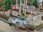 Media - Clip: Ô tô điện bốc cháy sau va chạm, 3 người thoát chết