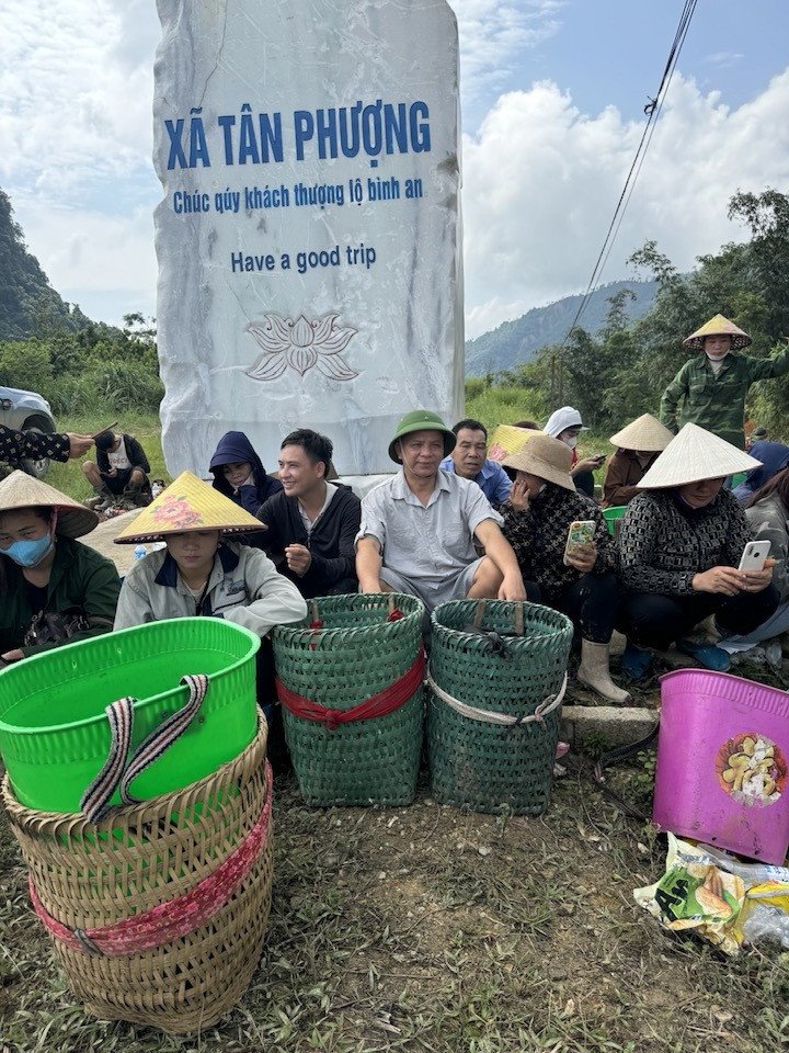 Phương Oanh và Mạnh Trường âm thầm chuyển khoản, Kiều Anh 2 lần đến vùng lũ - 4