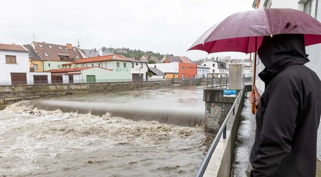 Tại Cộng hòa Czech, sông Jihlava tràn bờ sau trận mưa lớn. Ảnh: DW