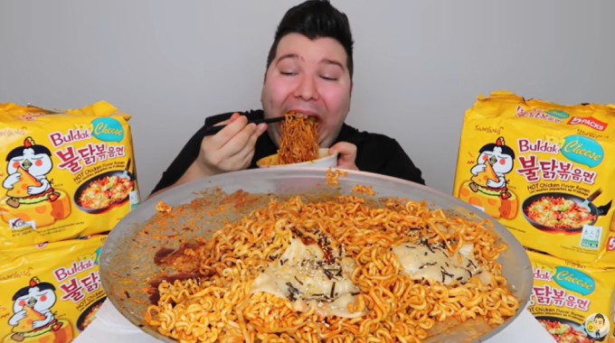 Perry, nickname 'Nikocado Avocado', nặng 159 kg trước khi giảm cân. Ảnh cắt từ video