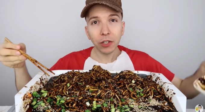 Diện mạo của Perry sau khi giảm 113 kg. Ảnh cắt từ video