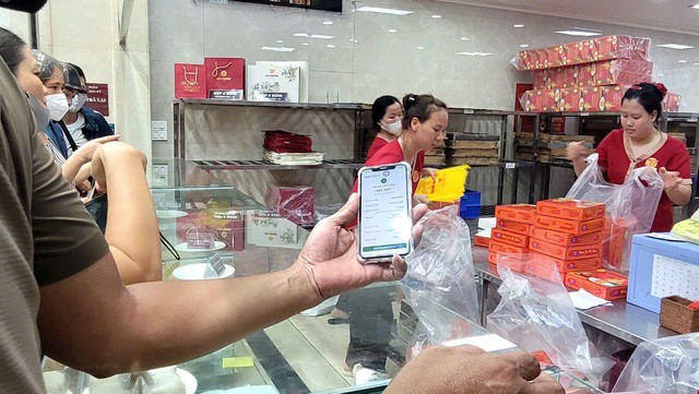 Nhiều khách hàng chuyển khoản trước để đợi lấy bánh sau