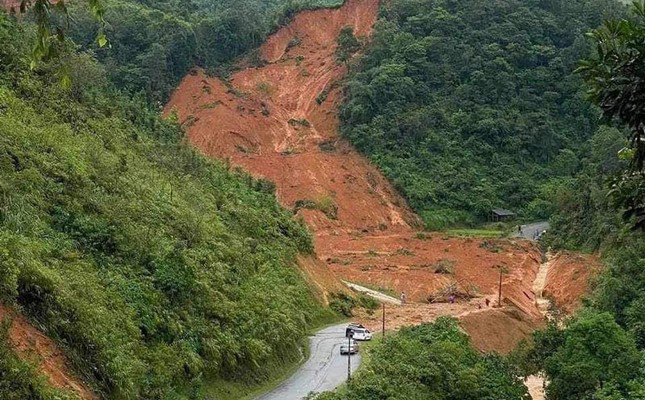 Thiệt hại kinh hoàng do mưa lũ lịch sử: 348 người chết và mất tích, đường bộ hư hại nặng nề