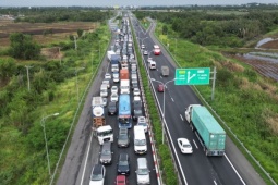 Tin tức trong ngày - Ùn xe gần 10km, CSGT 'chặn' dòng ô tô dồn vào cao tốc TPHCM - Long Thành