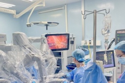 Sức khỏe đời sống - Từ nước ngoài về Việt Nam phẫu thuật robot trị ung thư