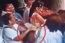 Phi thường - kỳ quặc - Clip: 5 người dàn cảnh, trộm ví của người phụ nữ đang cầu nguyện