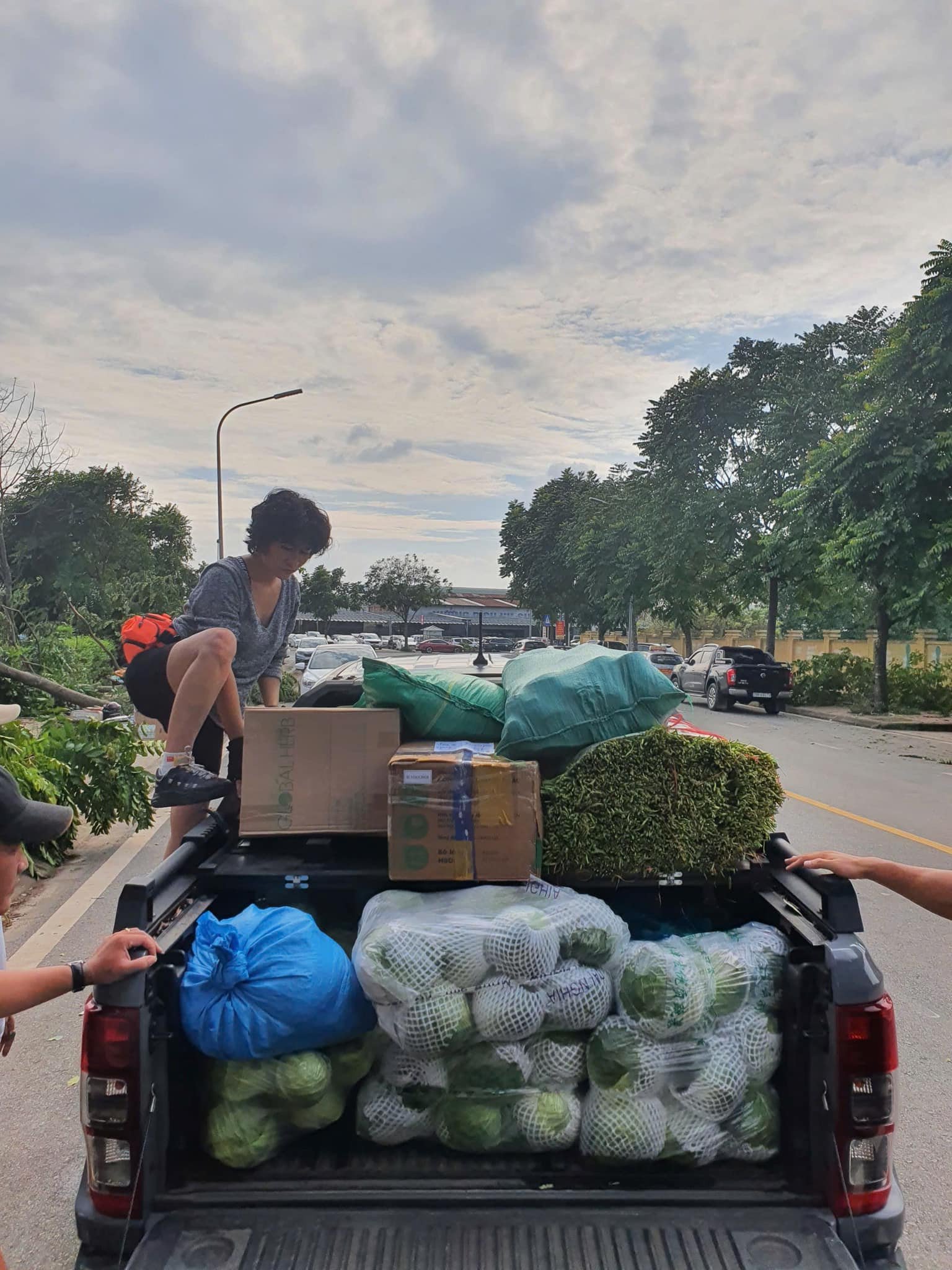 Diễn viên Minh Cúc và Nguyệt Hằng hỗ trợ diễn viên Phạm Anh Tuấn lên đường làm từ thiện. 