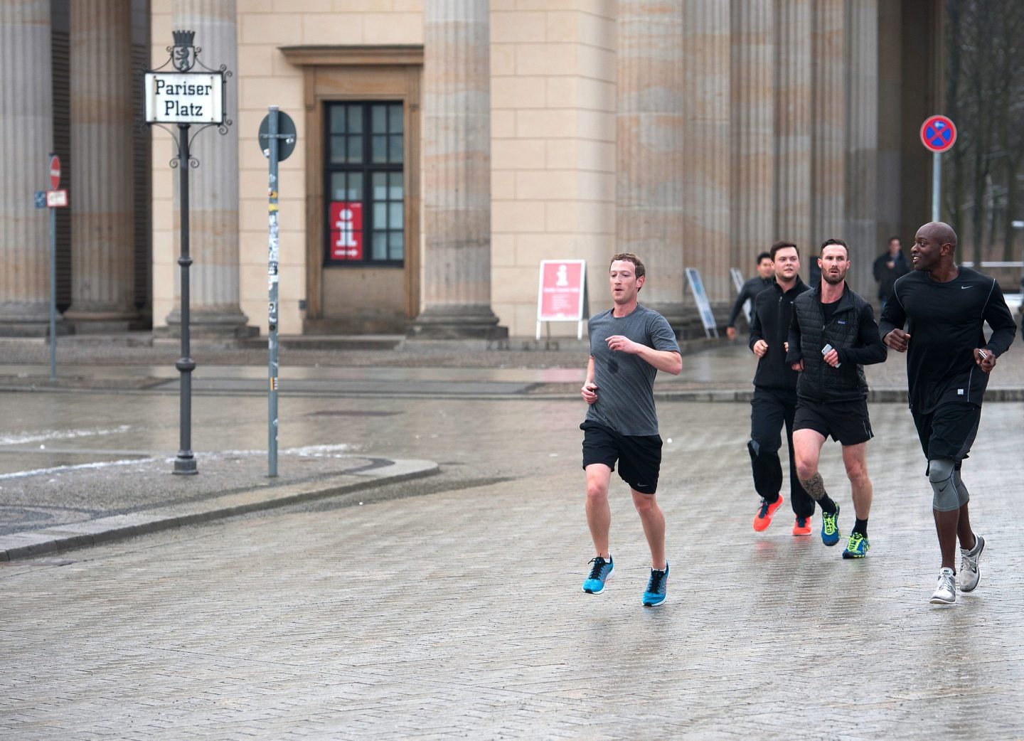 Mark Zuckerberg chạy bộ ở Berlin với đội vệ sĩ vây quanh