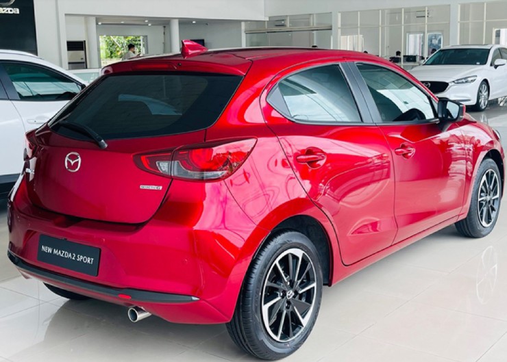 Mazda2 giá từ nhỉnh 400 triệu đồng, khiến loạt đối thủ e ngại - 4