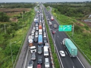 Tin tức trong ngày - Ùn xe gần 10km, CSGT 'chặn' dòng ô tô dồn vào cao tốc TPHCM - Long Thành