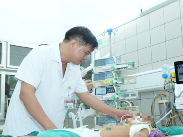 Bé gái trong vụ lũ quét Làng Nủ có dịch phổi đục ngầu bùn cát